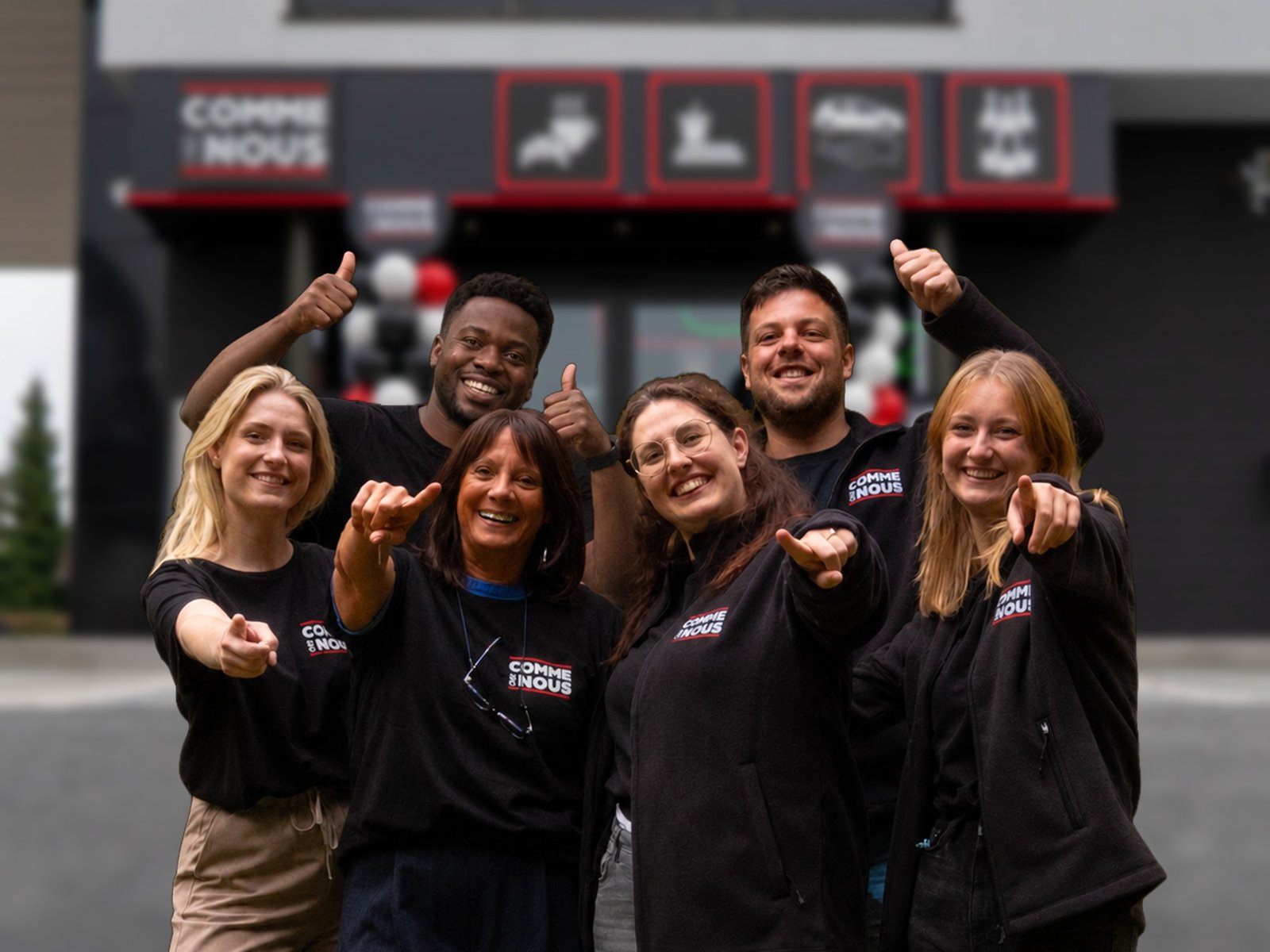 Team van Comme Chez Nous voor een shop